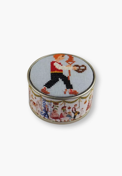 MAISON SAJOU - Kit de point de croix Boîte ronde avec garçon bretzel alsacien - Débutante