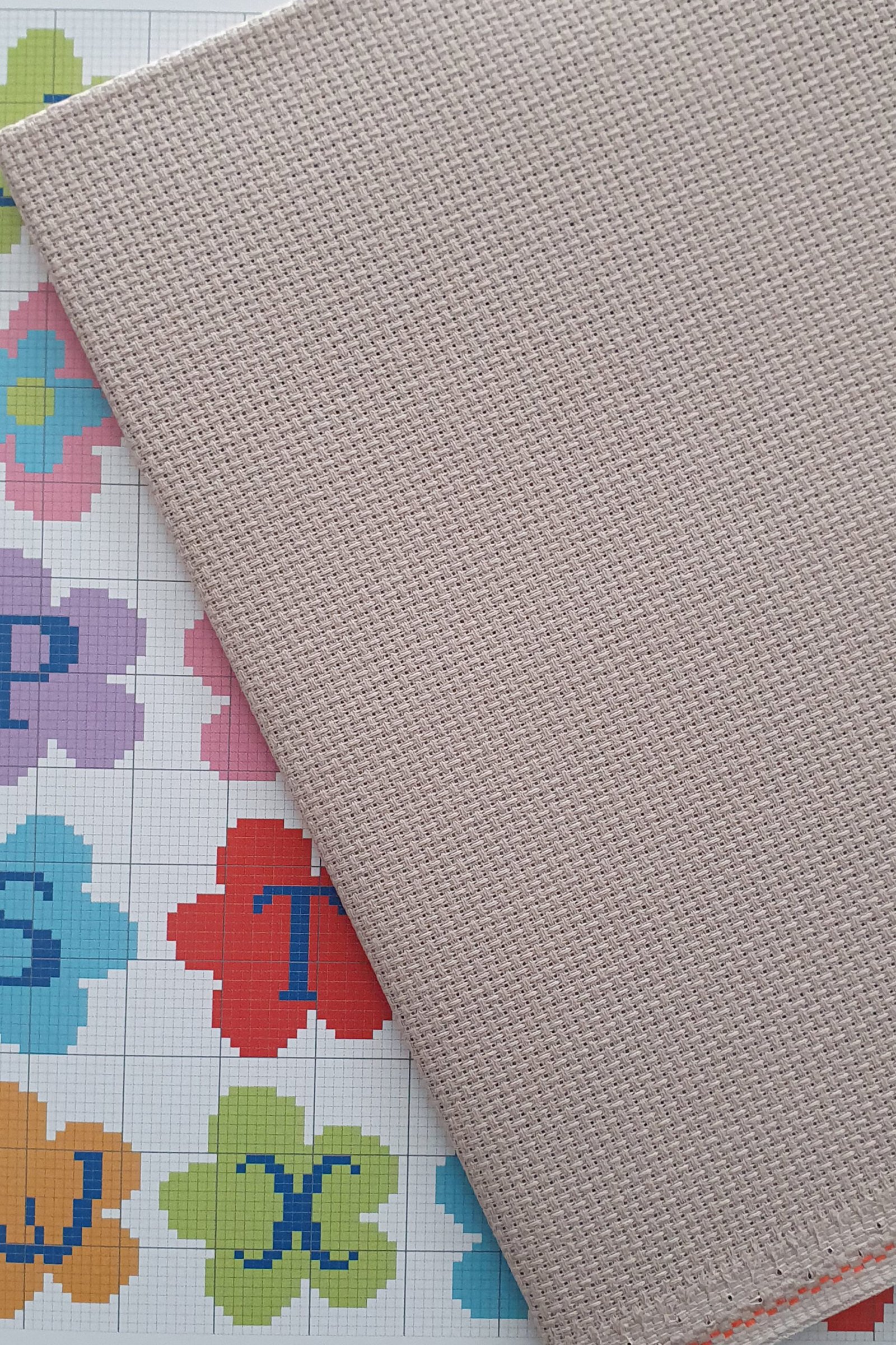 ZWEIGART Aida 3706 – Tessuto Aida di cotone pretagliato 14 count - Colore 3021 - (48 × 53 cm) - immagine 4