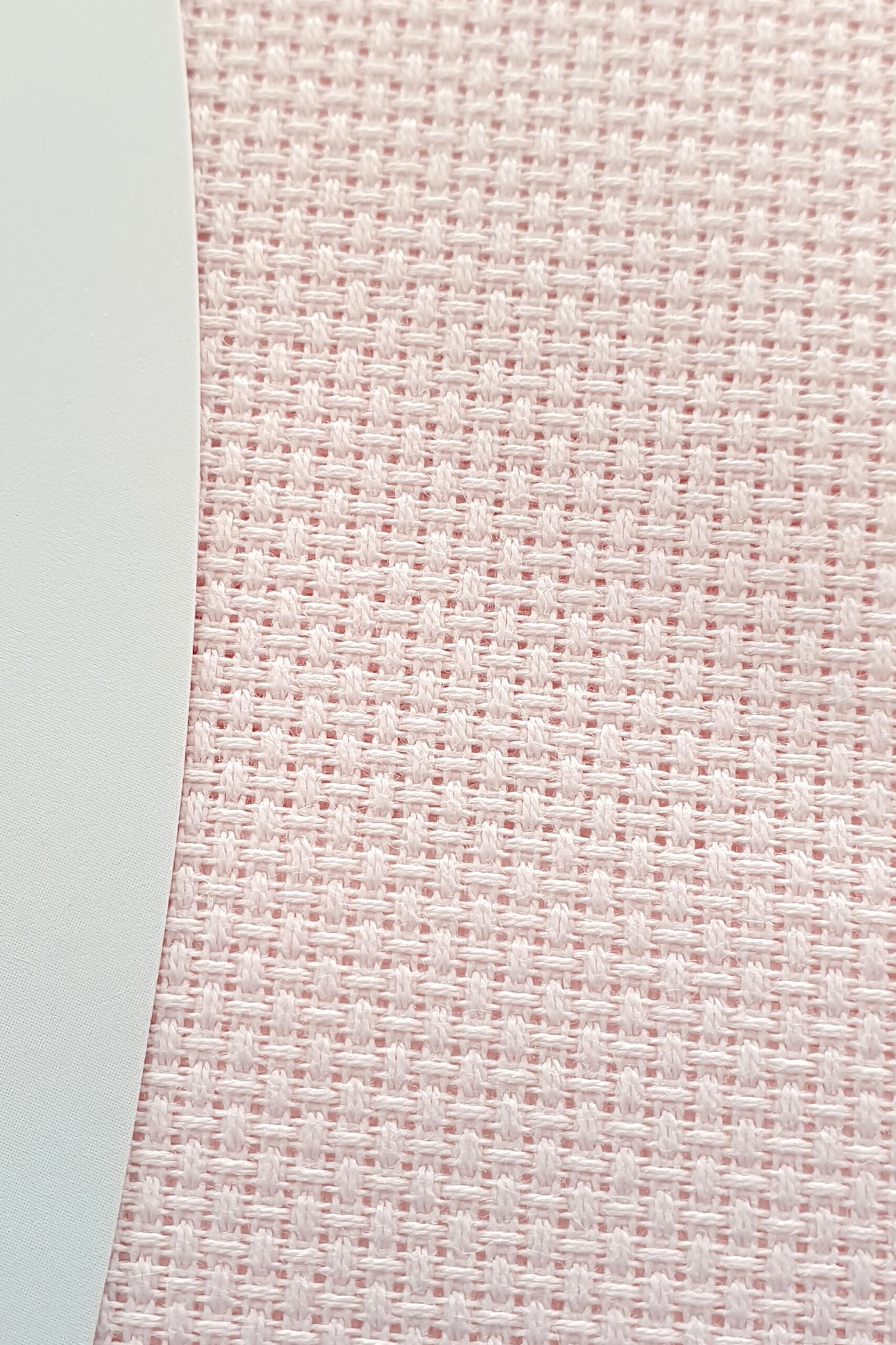 ZWEIGART Aida 3706 – Tessuto di cotone Aida pretagliato 14 count - Colore 4110 - (48 × 53 cm) - immagine 5