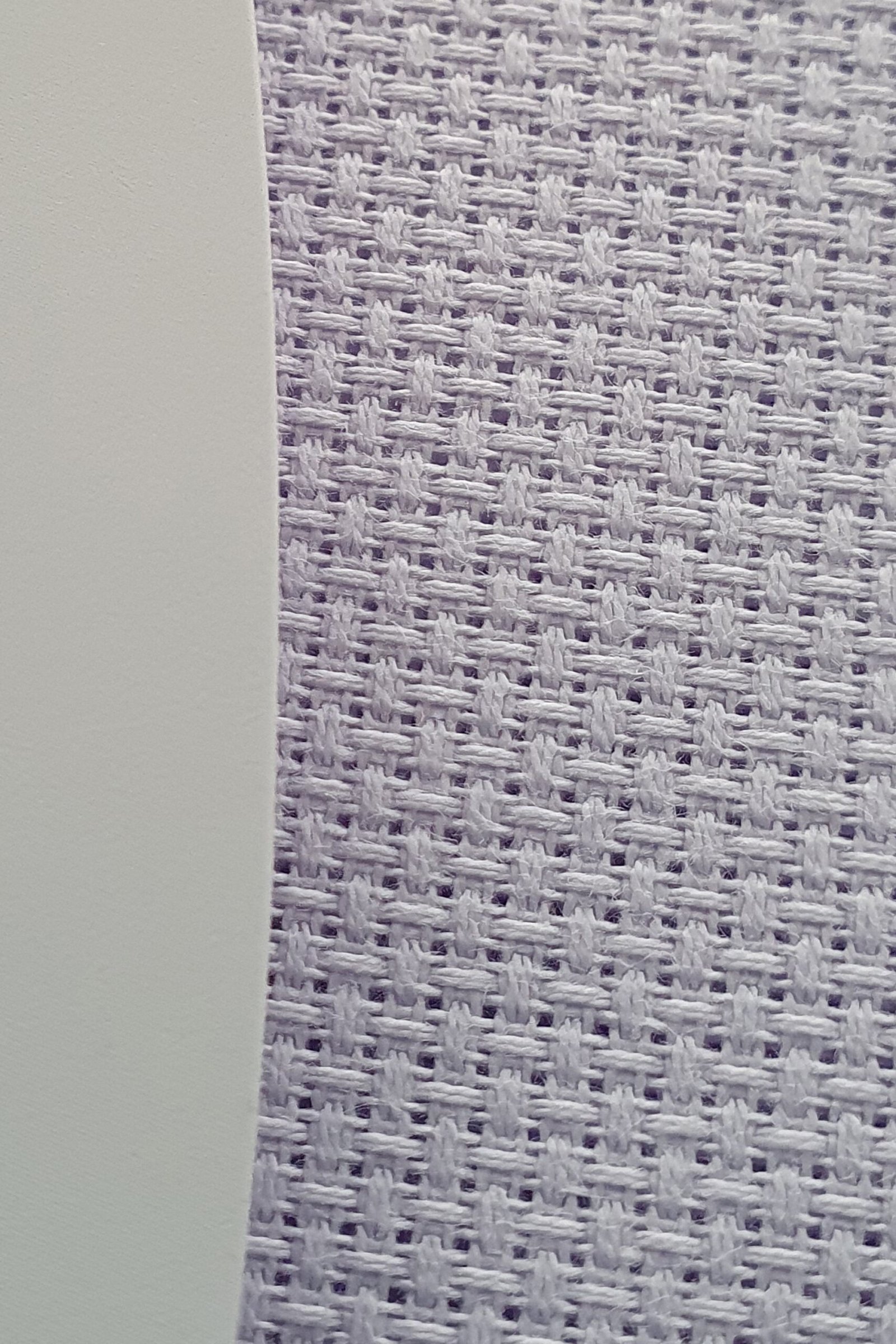 ZWEIGART Aida 3706 – Tessuto Aida di cotone pretagliato 14 count - Colore 5050 - (48 × 53 cm) - immagine 5