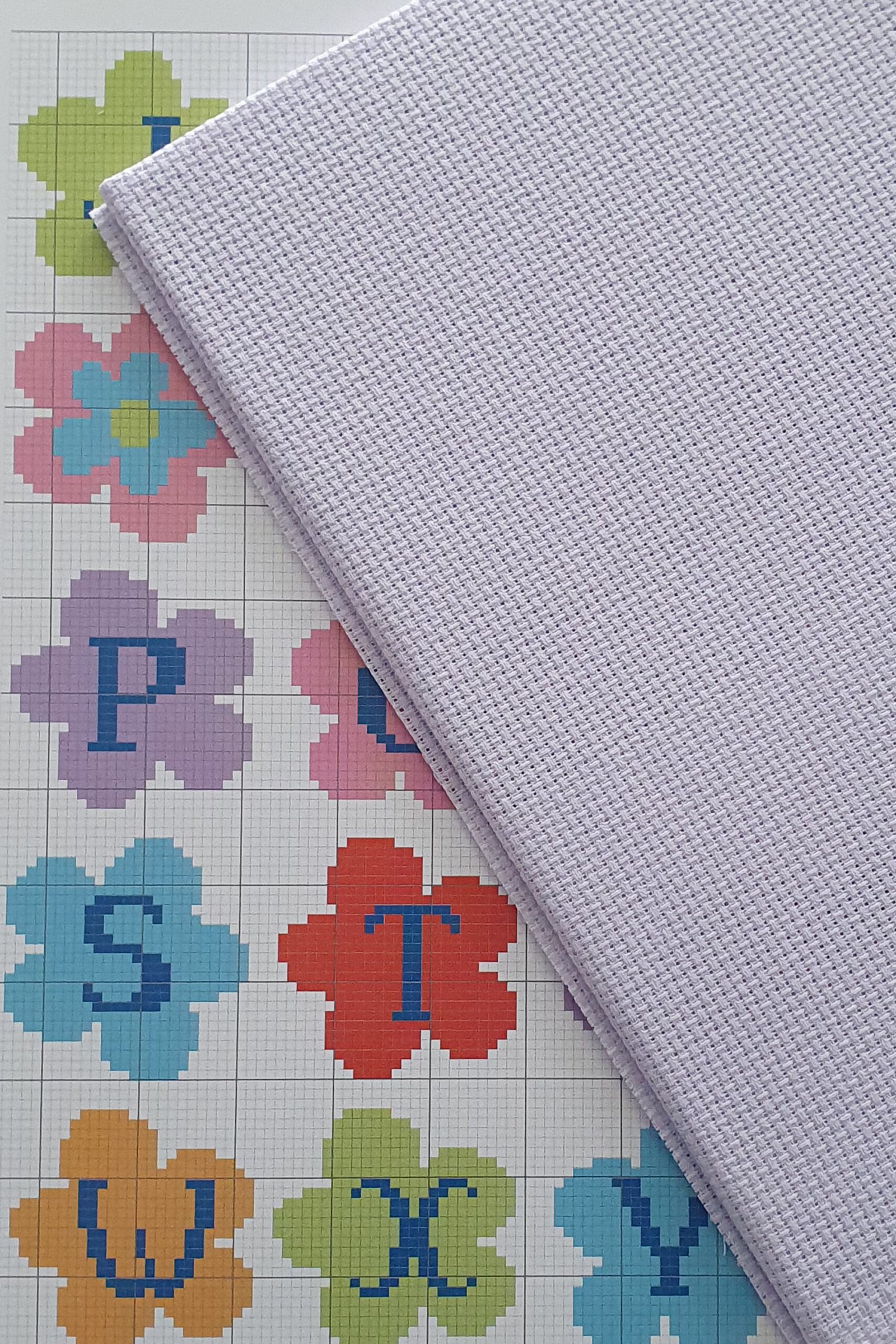 ZWEIGART Aida 3706 – Tessuto Aida di cotone pretagliato 14 count - Colore 5050 - (48 × 53 cm) - immagine 4