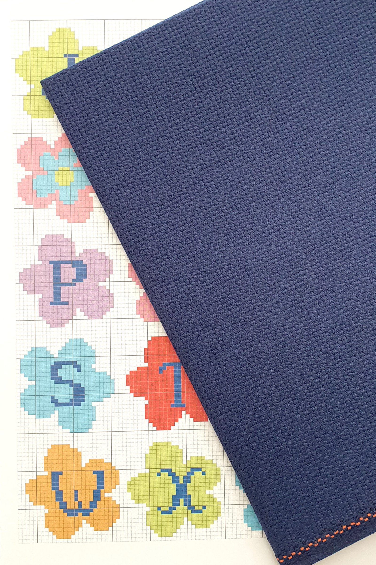 ZWEIGART Aida 3706 – Tessuto Aida di cotone pretagliato 14 count - Colore 589 - (48 × 53 cm) - immagine 4