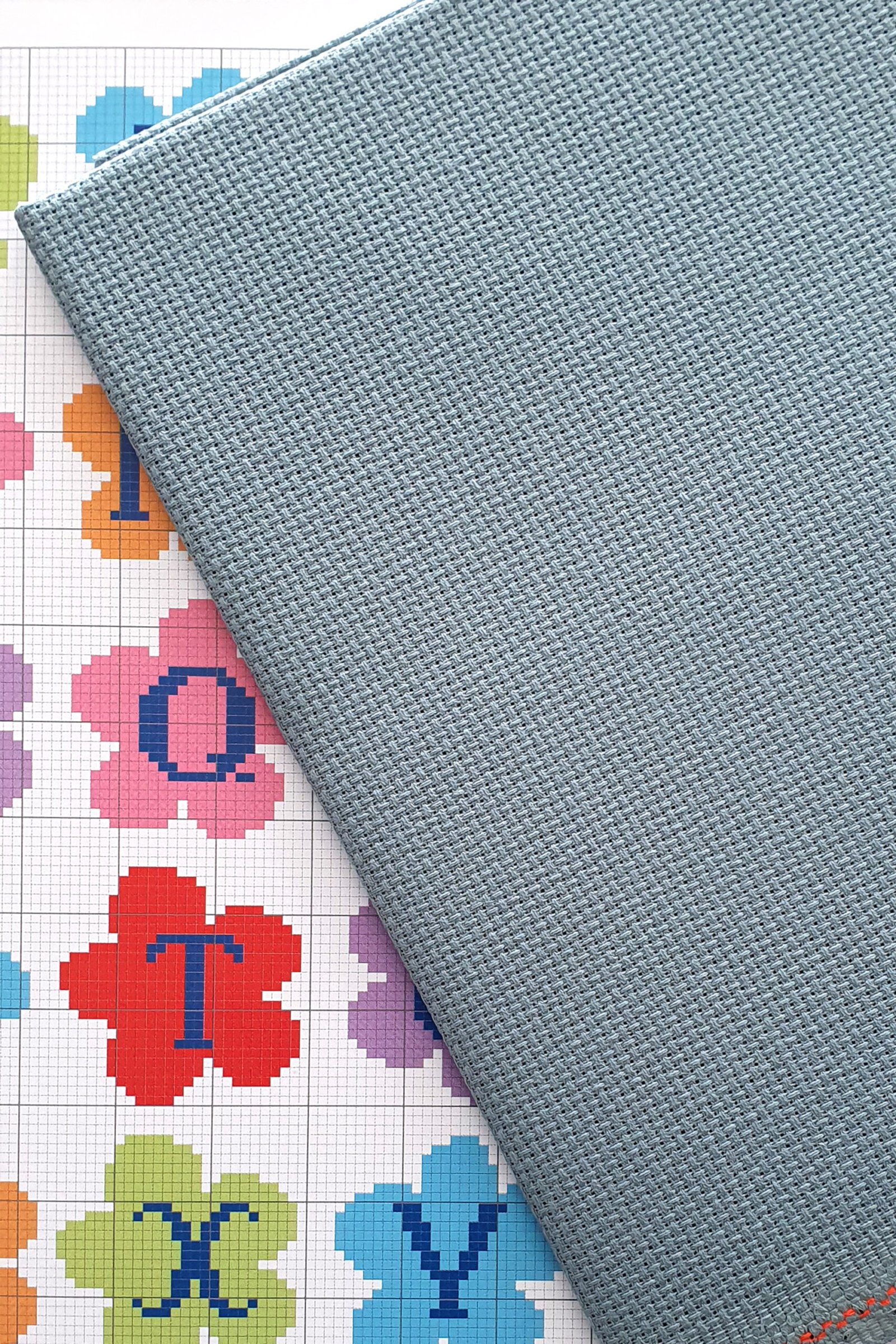 ZWEIGART Aida 3706 – Tessuto Aida di cotone pretagliato 14 count - Colore 594 - (48 × 53 cm) - immagine 4