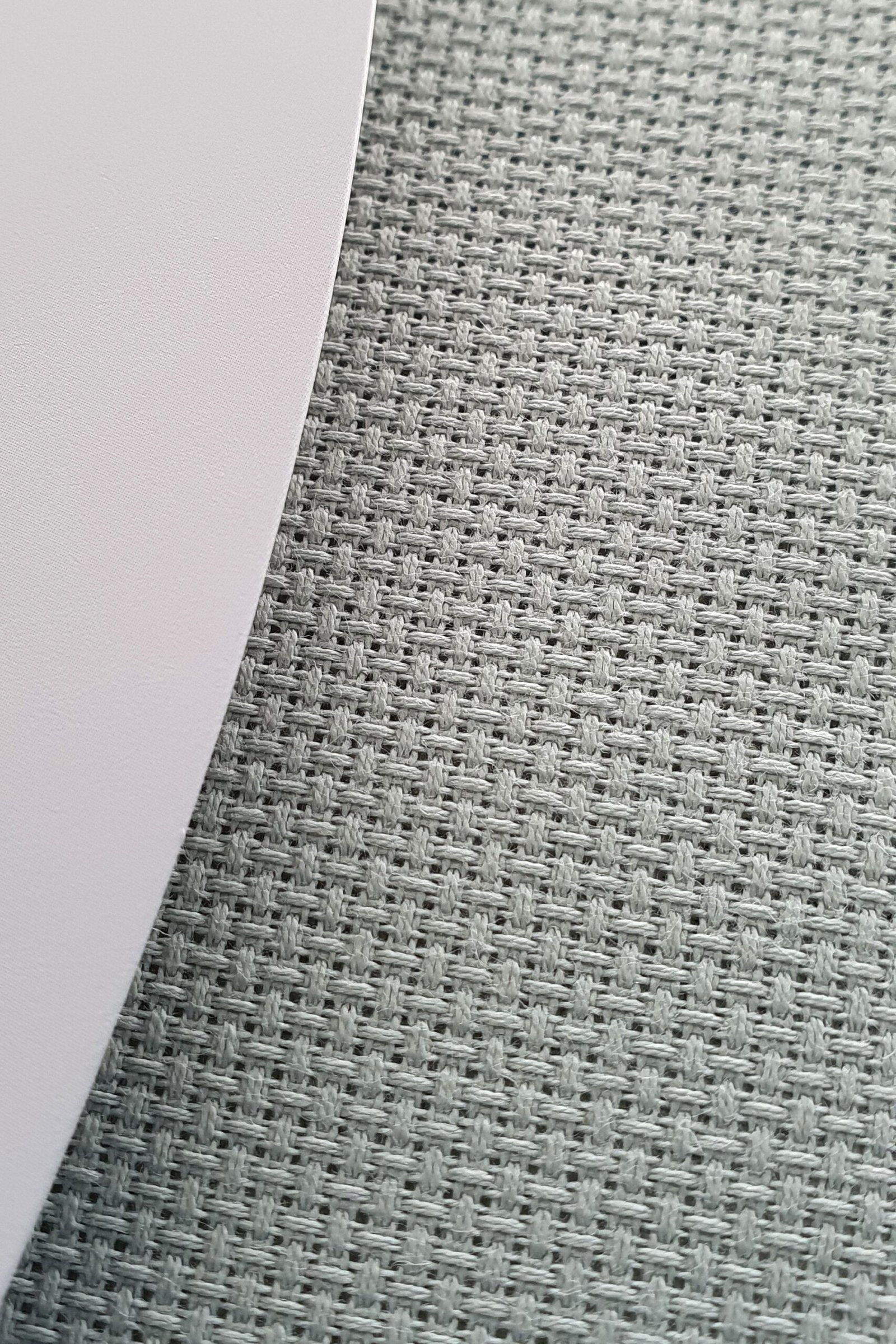 ZWEIGART Aida 3706 – Tessuto Aida di cotone pretagliato 14 count - Colore 611 - (48 × 53 cm) - immagine 5