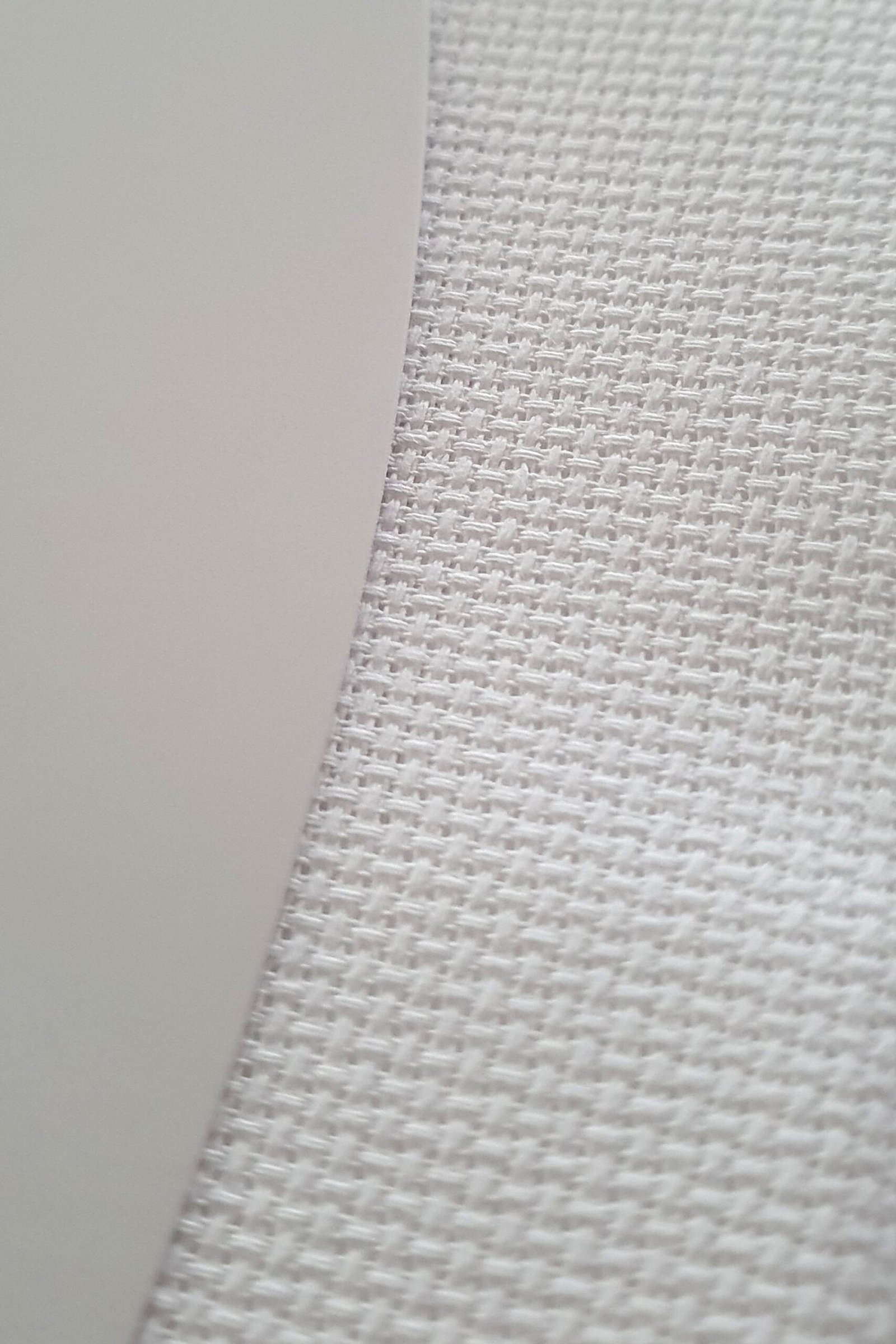 ZWEIGART Aida 3251 – Tessuto Aida di cotone pretagliato, 16 punti per pollice - Colore 101 - (48 × 53 cm) - immagine 4