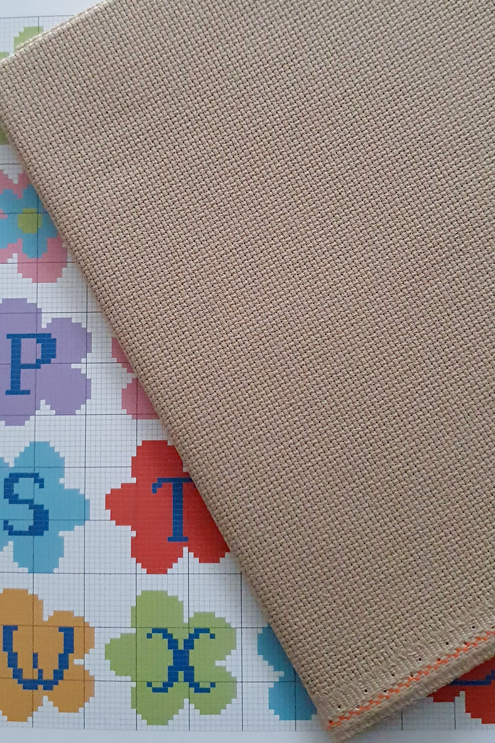 ZWEIGART Aida 3251 – Tessuto Aida di cotone pretagliato, 16 count - Colore 300 - (48 × 53 cm) - immagine 4