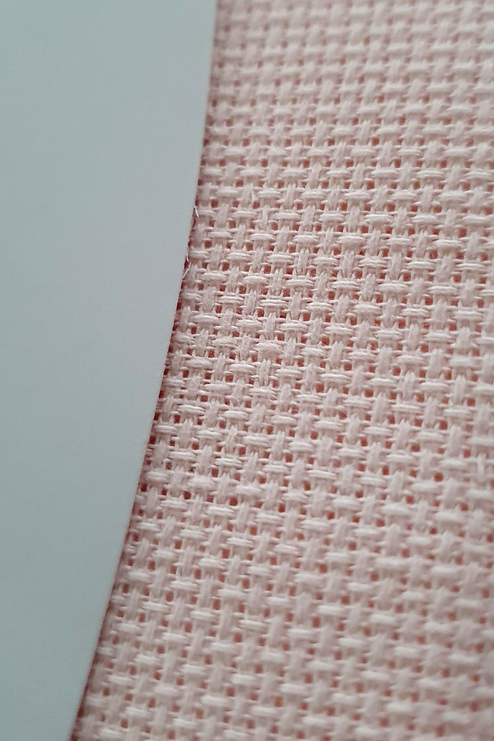 ZWEIGART Aida 3251 – Tessuto di cotone Aida pretagliato 16 count - Colore 4110 - (48 × 53 cm) - immagine 5