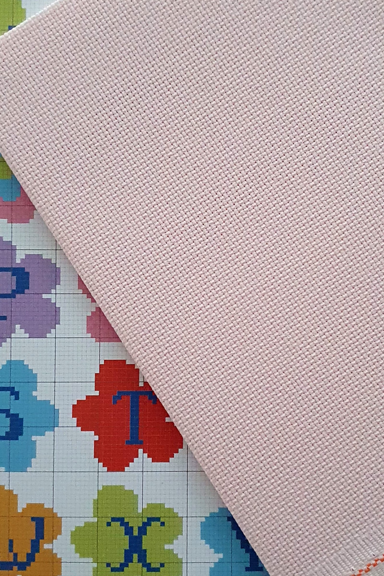 ZWEIGART Aida 3251 – Tessuto di cotone Aida pretagliato 16 count - Colore 4110 - (48 × 53 cm) - immagine 4