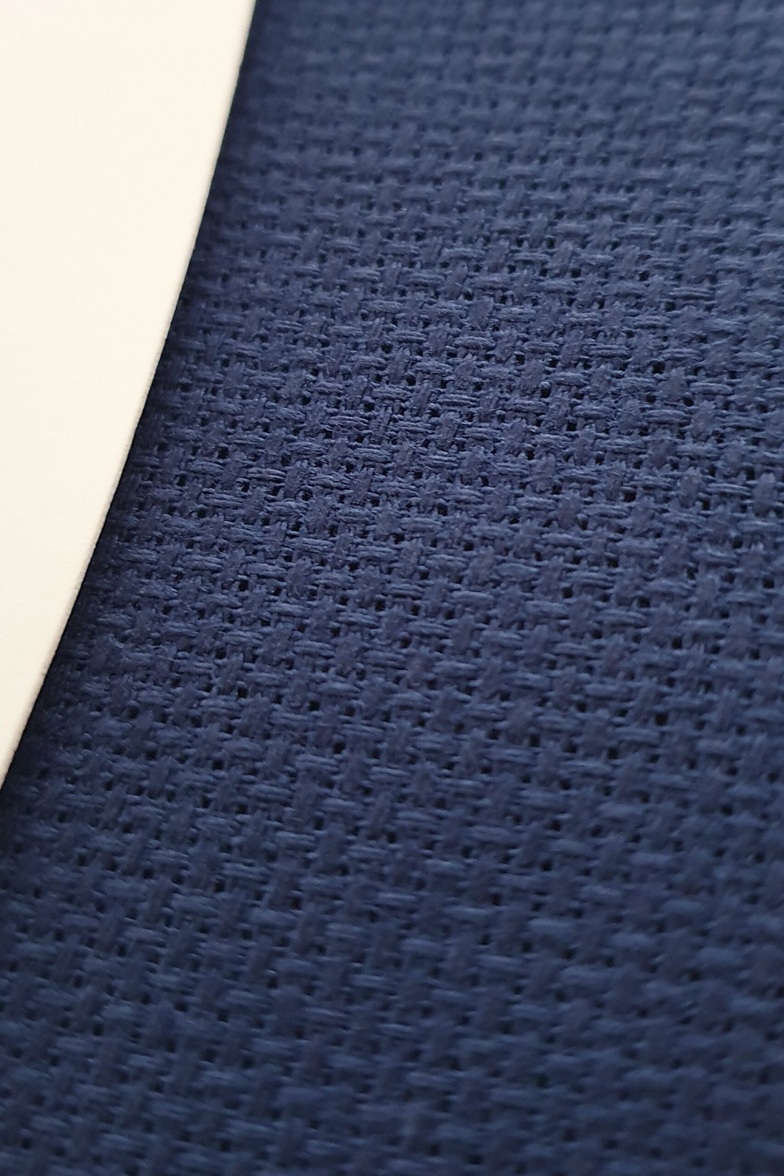 ZWEIGART Aida 3251 – Tessuto Aida di cotone pretagliato 16 count - Colore 589 - (48 × 53 cm) - immagine 5