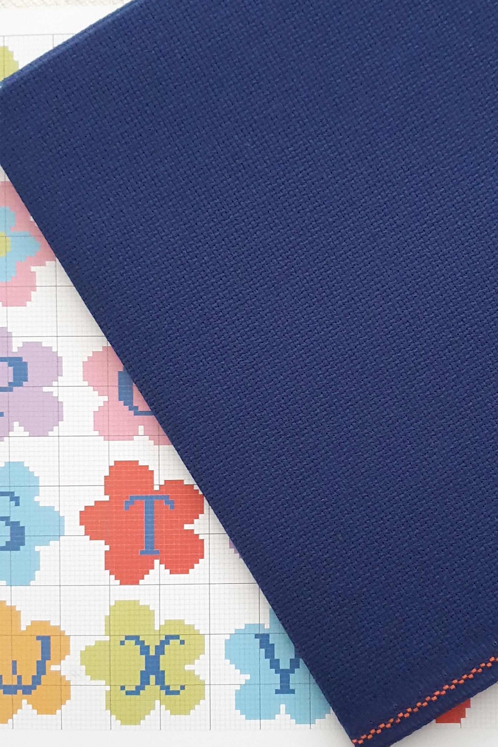 ZWEIGART Aida 3251 – Tessuto Aida di cotone pretagliato 16 count - Colore 589 - (48 × 53 cm) - immagine 4