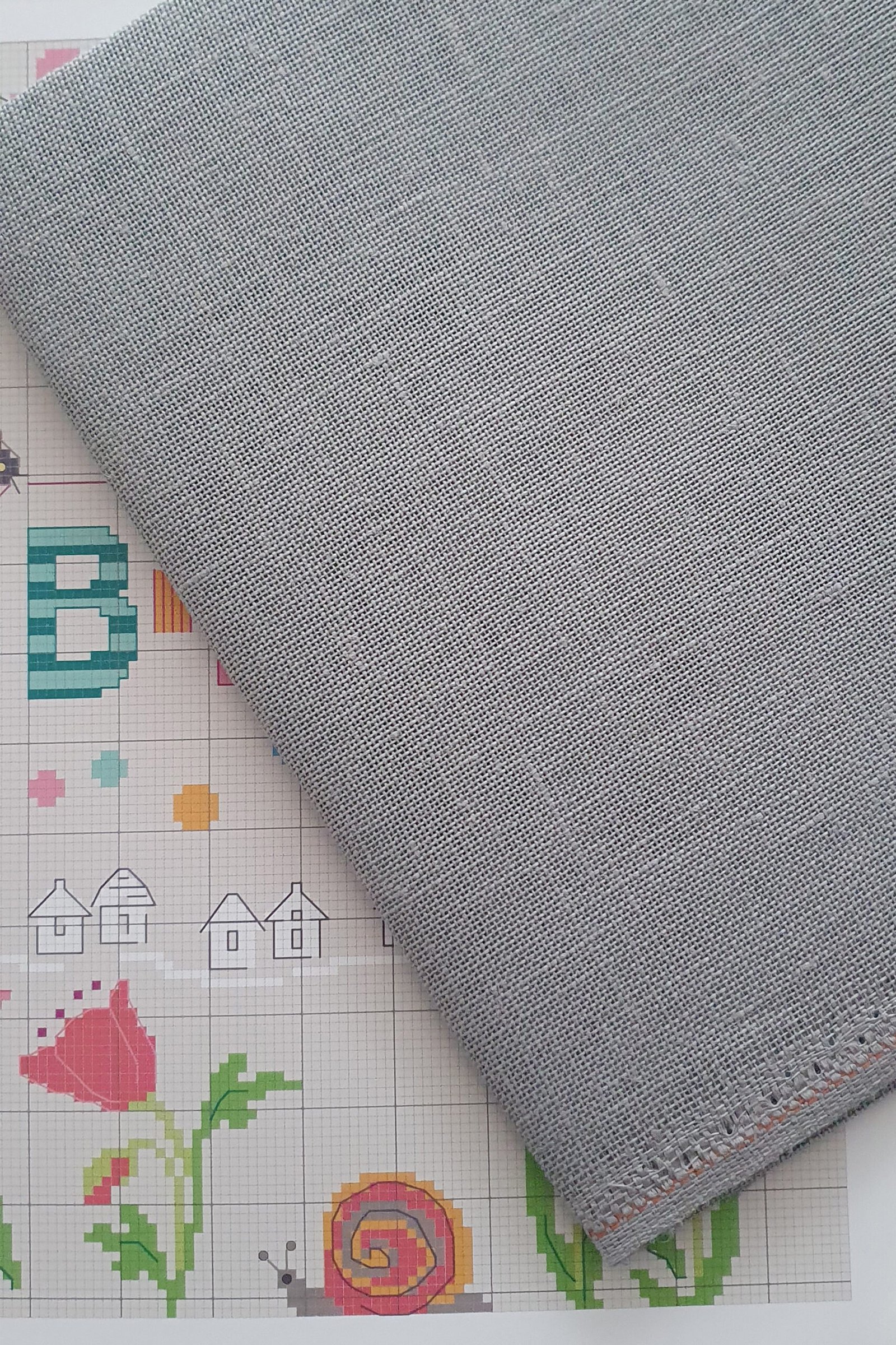 ZWEIGART Cashel 3281 – Precut Linen Fabric 28 Count - Colour 769 - (48 × 68 cm) - Image 4